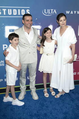 David Krumholtz mit Ehrefau Vanessa Britting und Kindern Jonas Krumholtz und Pemma Krumholtz bei der Weltpremiere des Kinofilms Supergirl an der Brooklyn Academy of Music. New York, 22.06.2026