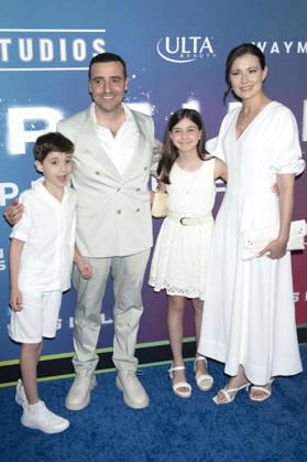 David Krumholtz mit Ehrefau Vanessa Britting und Kindern Jonas Krumholtz und Pemma Krumholtz bei der Weltpremiere des Kinofilms Supergirl an der Brooklyn Academy of Music. New York, 22.06.2026