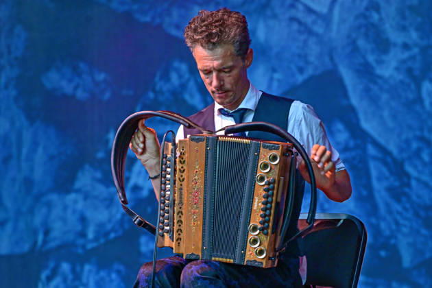 Open Air Konzert des Herbert Pixner Projekts auf der Toscana Halbinsel in Gmunden, fotografiert am 22.06.26. Das Bild zeigt den Bandleader und Harmonikaspieler Herbert Pixner 2022 - Open Air Konzert des Herbert Pixner Projekts auf der Toscana HAlbinsel in Gmunden, am 22.06.26