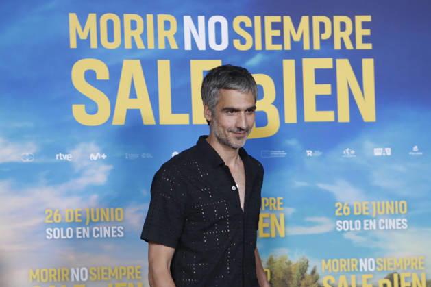 June 23, 2026, Madrid, Madrid, Spain: Spanish actor RAUL PRIETO poses for the media during the photocall for the presentation of the movie Morir no siempre sale bien held at Leclab Madrid. Directed by Claudia Pinto the black comedy film tells the story of two families from different social backgrounds forced to interact after the kidnapping of a corpse. The cinematic project explores social differences through irony and empathy offering a critical portrait of modern society. Madrid Spain - ZUMAo127 20260623_zep_o127_004 Copyright: xHugoxOrtunox