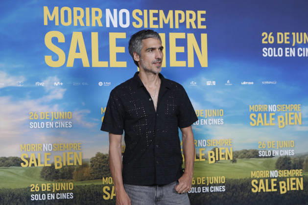 June 23, 2026, Madrid, Madrid, Spain: Spanish actor RAUL PRIETO poses for the media during the photocall for the presentation of the movie Morir no siempre sale bien held at Leclab Madrid. Directed by Claudia Pinto the black comedy film tells the story of two families from different social backgrounds forced to interact after the kidnapping of a corpse. The cinematic project explores social differences through irony and empathy offering a critical portrait of modern society. Madrid Spain  - ZUMAo127 20260623_zep_o127_013 Copyright: xHugoxOrtunox