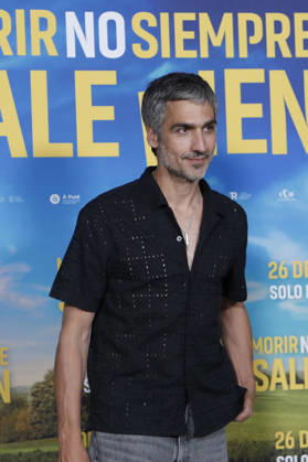 June 23, 2026, Madrid, Madrid, Spain: Spanish actor RAUL PRIETO poses for the media during the photocall for the presentation of the movie Morir no siempre sale bien held at Leclab Madrid. Directed by Claudia Pinto the black comedy film tells the story of two families from different social backgrounds forced to interact after the kidnapping of a corpse. The cinematic project explores social differences through irony and empathy offering a critical portrait of modern society. Madrid Spain - ZUMAo127 20260623_zep_o127_002 Copyright: xHugoxOrtunox