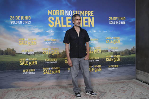 June 23, 2026, Madrid, Madrid, Spain: Spanish actor RAUL PRIETO poses for the media during the photocall for the presentation of the movie Morir no siempre sale bien held at Leclab Madrid. Directed by Claudia Pinto the black comedy film tells the story of two families from different social backgrounds forced to interact after the kidnapping of a corpse. The cinematic project explores social differences through irony and empathy offering a critical portrait of modern society. Madrid Spain - ZUMAo127 20260623_zep_o127_011 Copyright: xHugoxOrtunox