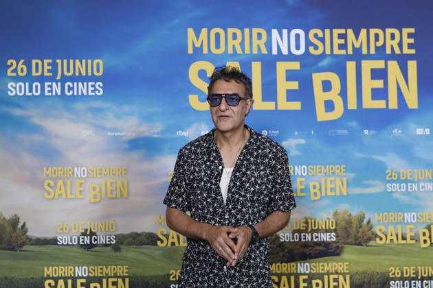 June 23, 2026, Madrid, Madrid, Spain: Spanish actor JUAN CARLOS VELLIDO poses for the media during the photocall for the presentation of the movie Morir no siempre sale bien held at Leclab Madrid. Directed by Claudia Pinto the black comedy film tells the story of two families from different social backgrounds forced to interact after the kidnapping of a corpse. The cinematic project explores social differences through irony and empathy offering a critical portrait of modern society. Madrid Spain  - ZUMAo127 20260623_zep_o127_044 Copyright: xHugoxOrtunox