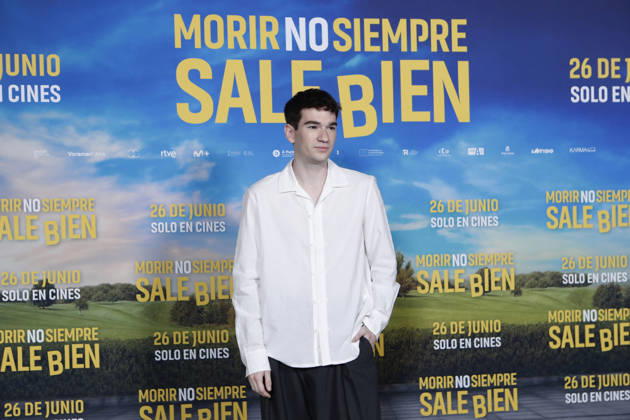 June 23, 2026, Madrid, Madrid, Spain: Spanish actor JORGE MOTOS poses for the media during the photocall for the presentation of the movie Morir no siempre sale bien held at Leclab Madrid. Directed by Claudia Pinto the black comedy film tells the story of two families from different social backgrounds forced to interact after the kidnapping of a corpse. The cinematic project explores social differences through irony and empathy offering a critical portrait of modern society. Madrid Spain - ZUMAo127 20260623_zep_o127_081 Copyright: xHugoxOrtunox