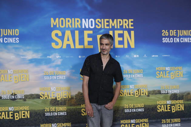 June 23, 2026, Madrid, Madrid, Spain: Spanish actor RAUL PRIETO poses for the media during the photocall for the presentation of the movie Morir no siempre sale bien held at Leclab Madrid. Directed by Claudia Pinto the black comedy film tells the story of two families from different social backgrounds forced to interact after the kidnapping of a corpse. The cinematic project explores social differences through irony and empathy offering a critical portrait of modern society. Madrid Spain  - ZUMAo127 20260623_zep_o127_106 Copyright: xHugoxOrtunox