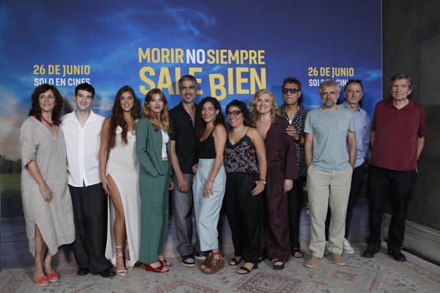 June 23, 2026, Madrid, Madrid, Spain: Spanish CAST, director CLAUDIA PINTO, and the film PRODUCERS pose together for the media during the photocall for the presentation of the movie Morir no siempre sale bien held at Leclab Madrid. Directed by Claudia Pinto the black comedy film tells the story of two families from different social backgrounds forced to interact after the kidnapping of a corpse. The cinematic project explores social differences through irony and empathy offering a critical portrait of modern society. Madrid Spain - ZUMAo127 20260623_zep_o127_093 Copyright: xHugoxOrtunox