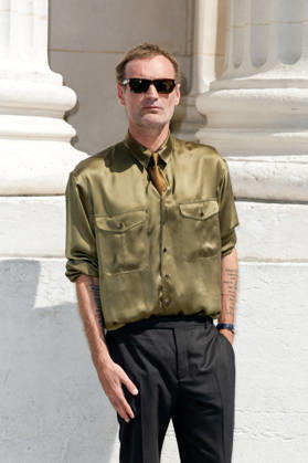 Augustin Trapenard arrives at the Saint Laurent Ready-to-Wear Men’s Spring Summer 2027 fashion show during Paris Fashion Week at the Bourse de Commerce Pinault Collection in Paris, France, on June 23, 2026. Olivier Borde, Bestimage. Celebrities await the Saint Laurent Men’s Spring Summer 2027 show as part of Paris Fashion Week on June 23, 2026, in Paris, France. Paris, France,detected_source_language  Copyright: xOLIVIERxBORDEx xBESTIMAGExOLIVIERxBORDEx xBESTIMAGEx