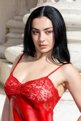 Charli XCX arrives at the second Saint Laurent Ready-to-Wear Men’s Spring Summer 2027 fashion show during Paris Fashion Week at the Bourse de Commerce Pinault Collection in Paris, France, on June 23, 2026. Olivier Borde, Bestimage. Celebrities await the Saint Laurent Men’s Spring Summer 2027 show as part of Paris Fashion Week on June 23, 2026, in Paris, France. Paris, France,detected_source_language  Copyright: xOLIVIERxBORDEx xBESTIMAGExOLIVIERxBORDEx xBESTIMAGEx