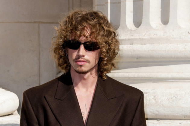 Jordan Huxhold at the end of the second Saint Laurent Ready-to-Wear Men’s Spring Summer 2027 fashion show during Paris Fashion Week at the Bourse de Commerce Pinault Collection in Paris, France, on June 23, 2026. Olivier Borde, Bestimage. Celebrities await the Saint Laurent Men’s Spring Summer 2027 show as part of Paris Fashion Week on June 23, 2026, in Paris, France. Paris, France,detected_source_language  Copyright: xOLIVIERxBORDEx xBESTIMAGExOLIVIERxBORDEx xBESTIMAGEx