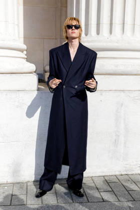 Martin Edwards at the end of the second Saint Laurent Ready-to-Wear Men’s Spring Summer 2027 fashion show during Paris Fashion Week at the Bourse de Commerce Pinault Collection in Paris, France, on June 23, 2026. Olivier Borde, Bestimage. Celebrities await the Saint Laurent Men’s Spring Summer 2027 show as part of Paris Fashion Week on June 23, 2026, in Paris, France. Paris, France,detected_source_language  Copyright: xOLIVIERxBORDEx xBESTIMAGExOLIVIERxBORDEx xBESTIMAGEx