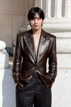 Ahn Hyo-seop arrives at the second Saint Laurent Ready-to-Wear Men’s Spring Summer 2027 fashion show during Paris Fashion Week at the Bourse de Commerce Pinault Collection in Paris, France, on June 23, 2026. Olivier Borde, Bestimage. Celebrities await the Saint Laurent Men’s Spring Summer 2027 show as part of Paris Fashion Week on June 23, 2026, in Paris, France. Paris, France,detected_source_language  Copyright: xOLIVIERxBORDEx xBESTIMAGExOLIVIERxBORDEx xBESTIMAGEx