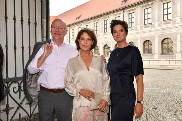 Janina Hartwig, Alexander Putz und Susanne Kellermann beim 25. Friedenspreis des Deutschen Films - Die Bruecke im Cuvillies Theater am 23.06.2026 in Muenchen Janina Hartwig, Alexander Putz and Susanne Kellermann attend the 25th German Film Peace Prize Die Bruecke at the CuvilliÃ s Theatre on June 23, 2026 in in Munich, Germany Die Bruecke Friedenspreis in Muenchen