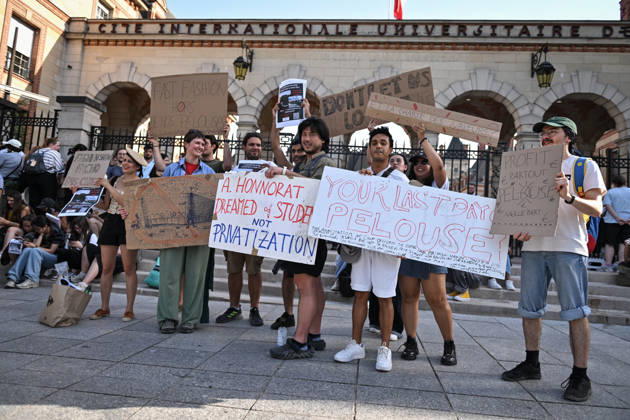 PFW - Protest against Louis Vuitton Runway in Paris FA Demonstrators protest against the Louis Vuitton fashion show in front of the Cite Universitaire in Paris during the Paris Fashion Week, on June 23, 2026. Photo by Firas Abdullah ABACAPRESS.COM Paris Ile-de-France France  Copyright: xAbdullahxFiras ABACAx