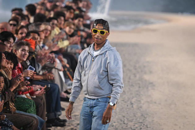 PFW - Louis Vuitton Runway in Paris FA US designer Pharrell Williams cheers the attendees at the end of the Spring Summer 2027 runway for his collection for Louis Vuitton during the Paris Fashion Week, on June 23, 2026. Photo by Firas Abdullah ABACAPRESS.COM Paris Ile-de-France France  Copyright: xAbdullahxFiras ABACAx