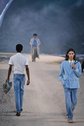PFW - Louis Vuitton Runway in Paris FA A model walks the runway the Spring Summer 2027 collection by US designer Pharrell Williams for Louis Vuitton during the Paris Fashion Week, on June 23, 2026. Photo by Firas Abdullah ABACAPRESS.COM Paris Ile-de-France France  Copyright: xAbdullahxFiras ABACAx