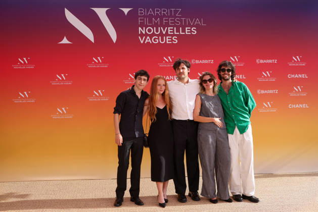 The cast and crew of the film Adieu monde cruel by director Félix de Givry at the Théâtre de la Gare du Midi during the opening ceremony of the 2026 Biarritz International Film Festival Nouvelles Vagues, on June 23, 2026. Milo Machado Graner, Jane Beever, director Félix de Givry, producer Manon Messiant, and Tara Jay Bangalter Jean Marc Lhomer Bestimage Photocall before the opening ceremony of the Biarritz International Film Festival – Nouvelles Vagues 2026 at the Théâtre de la Gare du Midi in Biarritz on June 23, 2026, Biarritz, France,detected_source_language Copyright: xJean-MarcxLhomerx xBestimagexJean-MarcxLhomerx xBestimagex
