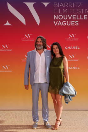 Frédéric Beigbeder and his wife Lara Micheli at the Théâtre de la Gare du Midi during the opening ceremony of the 2026 Biarritz International Film Festival – Nouvelles Vagues, June 23, 2026 Jean Marc Lhomer Bestimage Photocall before the opening ceremony of the Biarritz International Film Festival – Nouvelles Vagues 2026 at the Théâtre de la Gare du Midi in Biarritz on June 23, 2026, Biarritz, France,detected_source_language  Copyright: xJean-MarcxLhomerx xBestimagexJean-MarcxLhomerx xBestimagex