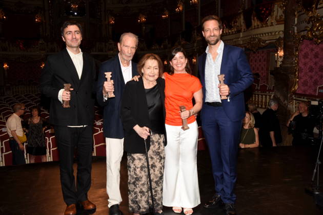 Friedenspreis Deutschen Films Die Bruecke -National GELBE BRIEFE Preistraeger Ilker Catak Ehrenpreis des Friedenspreis des Deutschen Films Die Bruecke Edgar Reitz Elisabeth Endriss Wicki ORGANISATORIN Debuetpreis des Deutschen Films DIE BRUECKE WAS AM EMPFINDSAMKEIT BLEIBT Preistraegerin Daniela Magnani Mueller Friedenspreis des Deutschen Films Die Bruecke - INTERNATIONAL IM SCHATTEN DES ORANGENBAUMES Preistraeger: Cherien Dabis Vertreten durch Dominik Maringer Muenchen 23.06.2026 Cuvillies Theater Residenz Bernhard Wicki Preisverleihung Foto Muenchen