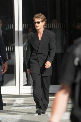 Austin Butler at the Saint Laurent Mens Spring Summer 2027 fashion show at the Bourse du Commerce in Paris on June 23, 2026. Anne Sophie Guebey, Bestimage. Celebrities at the Saint Laurent Mens Spring Summer 2027 fashion show at the Bourse du Commerce in Paris on June 23, 2026, Paris, France,detected_source_language  Copyright: xAnne-SophiexGuebeyx xBestimagexAnne-SophiexGuebeyx xBestimagex