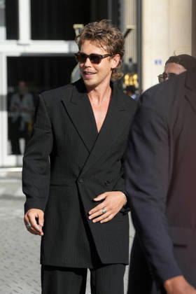 Austin Butler at the Saint Laurent Mens Spring Summer 2027 fashion show at the Bourse du Commerce in Paris on June 23, 2026. Anne Sophie Guebey, Bestimage. Celebrities at the Saint Laurent Mens Spring Summer 2027 fashion show at the Bourse du Commerce in Paris on June 23, 2026, Paris, France,detected_source_language  Copyright: xAnne-SophiexGuebeyx xBestimagexAnne-SophiexGuebeyx xBestimagex