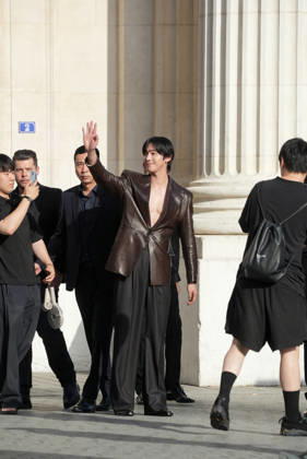Ahn Hyo-seop at the Saint Laurent Mens Spring Summer 2027 fashion show at the Bourse du Commerce in Paris on June 23, 2026. Anne Sophie Guebey, Bestimage. Celebrities at the Saint Laurent Mens Spring Summer 2027 fashion show at the Bourse du Commerce in Paris on June 23, 2026, Paris, France,detected_source_language  Copyright: xAnne-SophiexGuebeyx xBestimagexAnne-SophiexGuebeyx xBestimagex