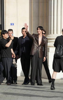 Ahn Hyo-seop at the Saint Laurent Mens Spring Summer 2027 fashion show at the Bourse du Commerce in Paris on June 23, 2026. Anne Sophie Guebey, Bestimage. Celebrities at the Saint Laurent Mens Spring Summer 2027 fashion show at the Bourse du Commerce in Paris on June 23, 2026, Paris, France,detected_source_language  Copyright: xAnne-SophiexGuebeyx xBestimagexAnne-SophiexGuebeyx xBestimagex