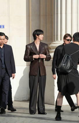 Ahn Hyo-seop at the Saint Laurent Mens Spring Summer 2027 fashion show at the Bourse du Commerce in Paris on June 23, 2026. Anne Sophie Guebey, Bestimage. Celebrities at the Saint Laurent Mens Spring Summer 2027 fashion show at the Bourse du Commerce in Paris on June 23, 2026, Paris, France,detected_source_language  Copyright: xAnne-SophiexGuebeyx xBestimagexAnne-SophiexGuebeyx xBestimagex