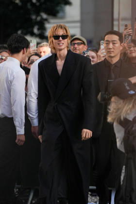 Martin Edwards, a member of the band Cortis, at the Saint Laurent Men’s Spring Summer 2027 fashion show at the Bourse du Commerce in Paris on June 23, 2026. Anne Sophie Guebey, Bestimage. Celebrities at the Saint Laurent Men’s Spring Summer 2027 fashion show at the Bourse du Commerce in Paris on June 23, 2026, Paris, France,detected_source_language  Copyright: xAnne-SophiexGuebeyx xBestimagexAnne-SophiexGuebeyx xBestimagex