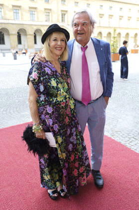 Patricia Riekel und Helmut Markwort bei der Verleihung vom 25. Friedenspreis des Deutschen Films - Die Brücke 2026 im CuvilliÃ s-Theater. München, 23.06.2026