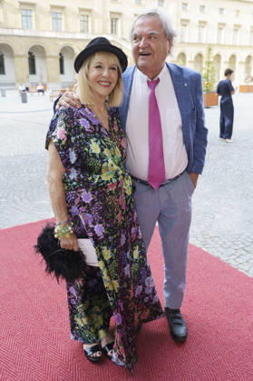 Patricia Riekel und Helmut Markwort bei der Verleihung vom 25. Friedenspreis des Deutschen Films - Die Brücke 2026 im CuvilliÃ s-Theater. München, 23.06.2026
