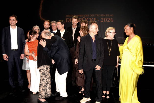 Mit Teilnehmern Links Georg Eisenreich Justitz MInister Friedenspreis Deutschen Films Die Bruecke -Debuetpreis des Deutschen Films DIE BRUECKE WAS AM EMPFINDSAMKEIT BLEIBT Preistraegerin Daniela Magnani Mueller Ehrenpreis des Friedenspreis des Deutschen Films Die Bruecke Edgar Reitz Elisabeth Endriss Wicki Friedenspreis des Deutschen Films National GELBE BRIEFE Preistraeger Ilker Catak Friedenspreis des Deutschen Films Die Bruecke - INTERNATIONAL IM SCHATTEN DES ORANGENBAUMES Preistraeger: Cherien Dabis Vertreten durch Dominik Maringer Dorothee Erpenstein FFF Bayern GF Benita Sarah Bailey Moderatorin Rechts Muenchen 23.06.2026 Cuvillies Theater Residenz Bernhard Wicki Preisverleihung Foto Muenchen