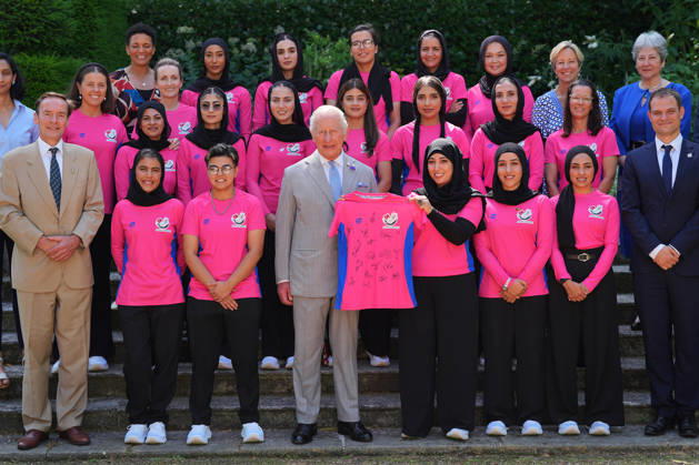 King Charles III meets Afghan Refugee Women s Cricket Team King Charles III is presented with a signed cricket shirt during a meeting with members of the Afghan Refugee Women s Cricket Team, at Clarence House, London. The team was set up during the Afghan Republic in 2010, but lost their recognition as a national team following the Taliban s return to power. Most members of the women s cricket team fled the country, and the majority are now based in Australia, where they have rebuilt their lives as refugees, and campaign for recognition. Picture date: Wednesday June 24, 2026., Credit:Yui Mok PA ROTA - B68 Avalon UK, London  Copyright: xYuixMokx xPAxROTAx-xB68x xAvalonx 1112201695