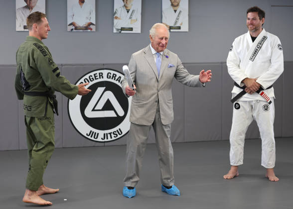 The King Hears How The Charity Reorg Uses Jiu Jitsu To Support Those Facing Physical, Mental And Social Challenges LONDON, ENGLAND - JUNE 24: King Charles III smiles as he receives a white belt from Roger Gracie (R) with founder of REORG Charity Sam Sheriff (L) during a visit to charity REORG at the Roger Gracie Brazilian Jiu Jitsu Academy on June 24, 2026 in London, England. REORG supports military personnel, veterans and emergency service workers through Brazilian Jiu Jitsu training in safe and supportive environments., Credit:Chris Jackson PA ROTA - B68 Avalon United Kingdom, England, London  Copyright: xChrisxJacksonx xPAxROTAx-xB68x xAvalonx 1112203182
