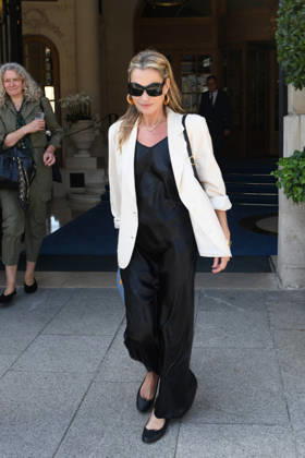 PFW - Kate Moss Leaves Her Hotel - Paris Model Kate Moss was spotted leaving her hotel Ritz Paris, during Paris Fashion Week. Paris, France, June 24, 2026. Photo by Florian Poitout ABACAPRESS.COM Paris Ile-de-France France  Copyright: xPoitoutxFlorian ABACAx