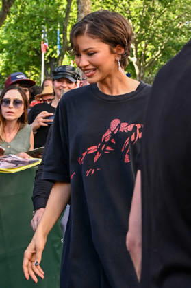 Tom Holland and his wife Zendaya spend time with their fans as they leave the Shangri-La Hotel before the Paris premiere of the film *Spider-Man: Brand New Day*, June 24, 2026. Gedeon Taieb, Bestimage. Tom Holland and his wife Zendaya spend time with fans as they leave the Shangri-La Hotel before the Paris premiere of the film *Spider-Man: Brand New Day* on June 24, 2026, in Paris, France.  Copyright: xGedeonxTaiebx xBestimagexGedeonxTaiebx xBestimagex