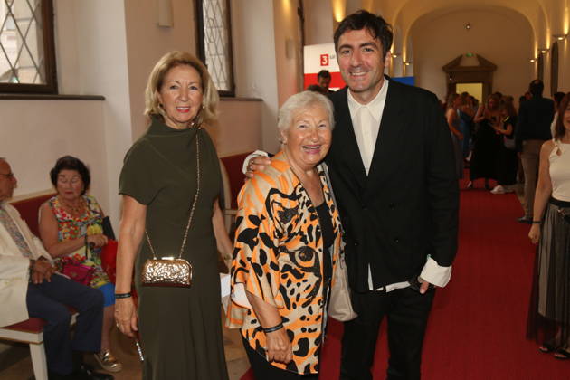 Ilke Catak mit Mutter und Großmutter bei der 25. Verleihung des Friedenspreises des Deutschen Films Die Brücke im Cuvillies Theater. München, 23.06.2026 Copyright: xAgenturxMatthiasxWehnertx xM.xGränzdörferx
