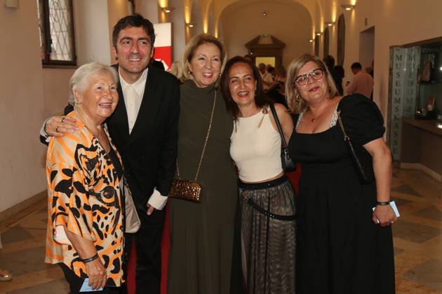 Ilke Catak mit Mutter und Großmutter bei der 25. Verleihung des Friedenspreises des Deutschen Films Die Brücke im Cuvillies Theater. München, 23.06.2026 Copyright: xAgenturxMatthiasxWehnertx xM.xGränzdörferx