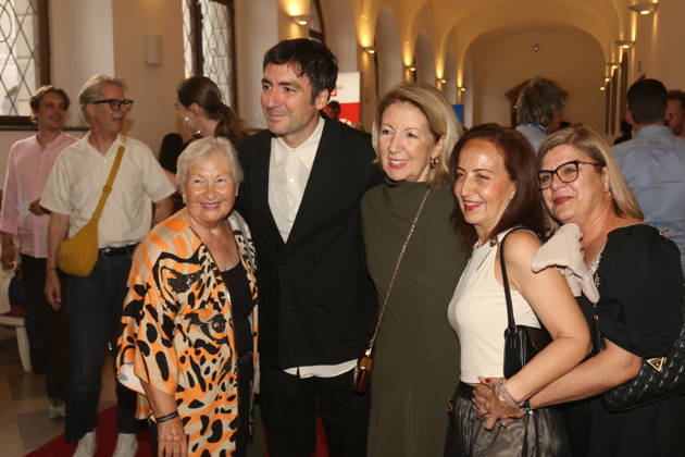 Ilke Catak mit Mutter und Großmutter bei der 25. Verleihung des Friedenspreises des Deutschen Films Die Brücke im Cuvillies Theater. München, 23.06.2026 Copyright: xAgenturxMatthiasxWehnertx xM.xGränzdörferx
