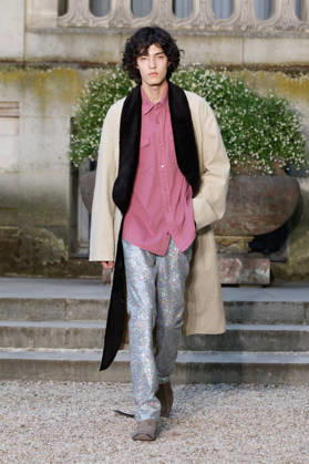 (260624) -- PARIS, June 24, 2026 -- A model presents a creation from the menswear Spring Summer 2027 collections by Dior during the Men Paris Fashion Week, in Paris, France, on June 24, 2026. ( Handout via Xinhua) FRANCE-PARIS-MEN FASHION WEEK-DIOR MeetEurope 