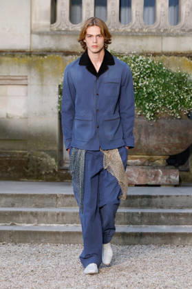 (260624) -- PARIS, June 24, 2026 -- A model presents a creation from the menswear Spring Summer 2027 collections by Dior during the Men Paris Fashion Week, in Paris, France, on June 24, 2026. ( Handout via Xinhua) FRANCE-PARIS-MEN FASHION WEEK-DIOR MeetEurope 