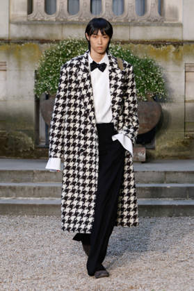 (260624) -- PARIS, June 24, 2026 -- A model presents a creation from the menswear Spring Summer 2027 collections by Dior during the Men Paris Fashion Week, in Paris, France, on June 24, 2026. ( Handout via Xinhua) FRANCE-PARIS-MEN FASHION WEEK-DIOR MeetEurope 