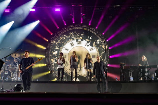 CELEBRITES : Printemps de Perouges - Saint-Maurice-de-Remens (01) France - 24 06 2026 Ricky Howard, Lorelei McBroom, Emily Lynn, Lara Smiles, Chris Barnes et Jason Sawford du groupe The Australian Pink Floyd Show se produisent sur la scene du festival Printemps de PÃ rouges au chÃ¢teau de Saint-Maurice-de-RÃ mens (01 - France-) le 24 06 2026. Photo Sandrine Thesillat PsNewZ  Copyright: xSandrinexTHESILLATx