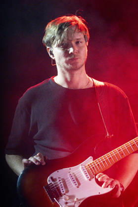 CELEBRITES : Printemps de Perouges - Saint-Maurice-de-Remens (01) France - 24 06 2026 Luc Ledy-Lepine du groupe The Australian Pink Floyd Show se produit sur la scene du festival Printemps de PÃ rouges au chÃ¢teau de Saint-Maurice-de-RÃ mens (01 - France-) le 24 06 2026. Photo Sandrine Thesillat PsNewZ  Copyright: xSandrinexTHESILLATx