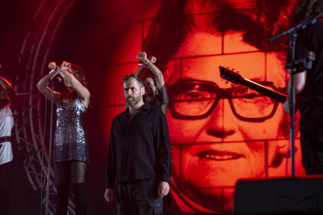 CELEBRITES : Printemps de Perouges - Saint-Maurice-de-Remens (01) France - 24 06 2026 Chris Barnes et Lorelei McBroom, Emily Lynn, Lara Smiles du groupe The Australian Pink Floyd Show se produisent sur la scene du festival Printemps de PÃ rouges au chÃ¢teau de Saint-Maurice-de-RÃ mens (01 - France-) le 24 06 2026. Photo Sandrine Thesillat PsNewZ  Copyright: xSandrinexTHESILLATx