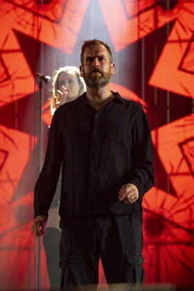 CELEBRITES : Printemps de Perouges - Saint-Maurice-de-Remens (01) France - 24 06 2026 Chris Barnes du groupe The Australian Pink Floyd Show se produit sur la scene du festival Printemps de PÃ rouges au chÃ¢teau de Saint-Maurice-de-RÃ mens (01 - France-) le 24 06 2026. Photo Sandrine Thesillat PsNewZ  Copyright: xSandrinexTHESILLATx