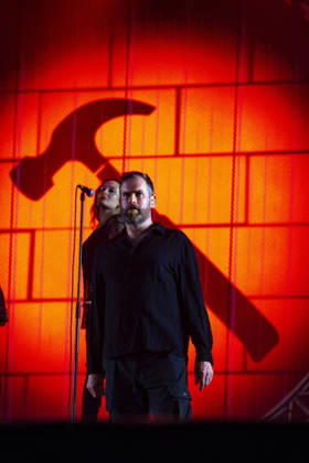 CELEBRITES : Printemps de Perouges - Saint-Maurice-de-Remens (01) France - 24 06 2026 Chris Barnes du groupe The Australian Pink Floyd Show se produit sur la scene du festival Printemps de PÃ rouges au chÃ¢teau de Saint-Maurice-de-RÃ mens (01 - France-) le 24 06 2026. Photo Sandrine Thesillat PsNewZ  Copyright: xSandrinexTHESILLATx