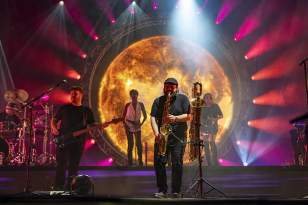 CELEBRITES : Printemps de Perouges - Saint-Maurice-de-Remens (01) France - 24 06 2026 Ricky Howard, Alex Francois et les choristes du groupe The Australian Pink Floyd Show se produit sur la scene du festival Printemps de PÃ rouges au chÃ¢teau de Saint-Maurice-de-RÃ mens (01 - France-) le 24 06 2026. Photo Sandrine Thesillat PsNewZ  Copyright: xSandrinexTHESILLATx