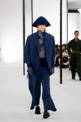 PFW - Issey Miyake - Runway A model presents a creation by IM Issey Miyake Men Miyake Design Studio team as part of their Menswear Spring-Summer 2027 collection show for fashion house Issey Miyake during Men s Fashion Week in Paris, France, June 25, 2026. Photo by Alexis Jumeau ABACAPRESS.COM Paris France  Copyright: xJumeauxAlexis ABACAx
