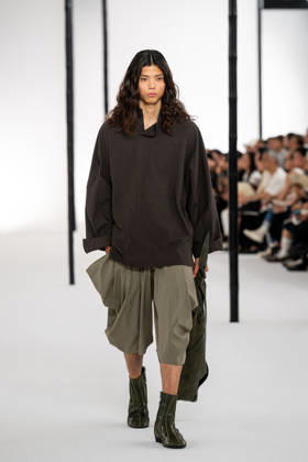 PFW - Issey Miyake - Runway A model presents a creation by IM Issey Miyake Men Miyake Design Studio team as part of their Menswear Spring-Summer 2027 collection show for fashion house Issey Miyake during Men s Fashion Week in Paris, France, June 25, 2026. Photo by Alexis Jumeau ABACAPRESS.COM Paris France  Copyright: xJumeauxAlexis ABACAx